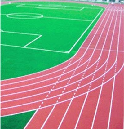 紅配綠的經典搭配，PU塑膠跑道地坪與綠茵草地